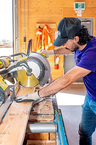 NIC ADAM / FREE PRESS
Alejandro Diaz, a framer with Holz, is pictured Thursday cutting wood with a mitre saw.
240718 - Thursday, July 18, 2024.

Reporter: Aaron