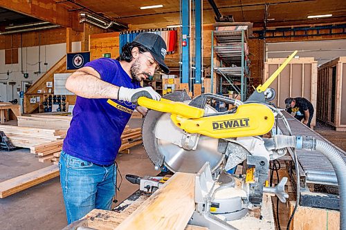 NIC ADAM / FREE PRESS
Alejandro Diaz, a framer with Holz, is pictured Thursday cutting wood with a mitre saw.
240718 - Thursday, July 18, 2024.

Reporter: Aaron