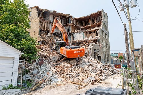 MIKE DEAL / FREE PRESS
Demolition has started on the five-storey warehouse at 579 McDermot Avenue that an engineering assessment earlier this month reported was unsafe.
240719 - Friday, July 19, 2024.