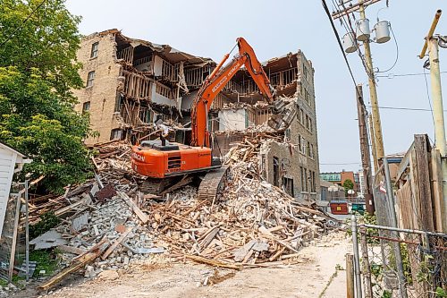 MIKE DEAL / FREE PRESS
Demolition has started on the five-storey warehouse at 579 McDermot Avenue that an engineering assessment earlier this month reported was unsafe.
240719 - Friday, July 19, 2024.