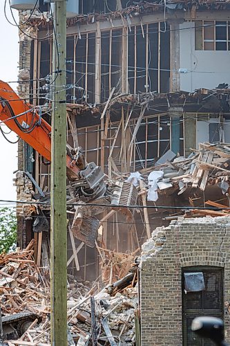 MIKE DEAL / FREE PRESS
Demolition has started on the five-storey warehouse at 579 McDermot Avenue that an engineering assessment earlier this month reported was unsafe.
240719 - Friday, July 19, 2024.