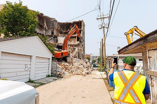 MIKE DEAL / FREE PRESS
Demolition has started on the five-storey warehouse at 579 McDermot Avenue that an engineering assessment earlier this month reported was unsafe.
240719 - Friday, July 19, 2024.