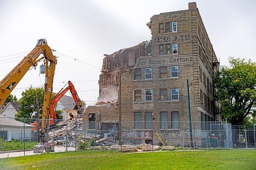 MIKE DEAL / FREE PRESS
Demolition has started on the five-storey warehouse at 579 McDermot Avenue that an engineering assessment earlier this month reported was unsafe.
240719 - Friday, July 19, 2024.