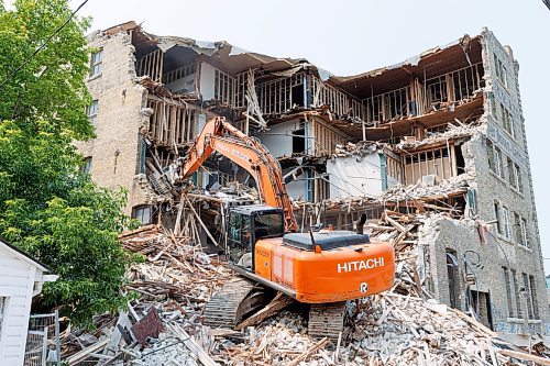 MIKE DEAL / FREE PRESS
Demolition has started on the five-storey warehouse at 579 McDermot Avenue that an engineering assessment earlier this month reported was unsafe.
240719 - Friday, July 19, 2024.