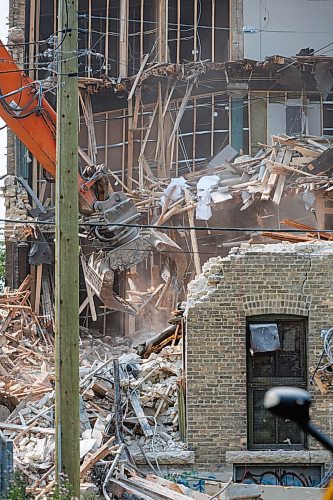 MIKE DEAL / FREE PRESS
Demolition has started on the five-storey warehouse at 579 McDermot Avenue that an engineering assessment earlier this month reported was unsafe.
240719 - Friday, July 19, 2024.