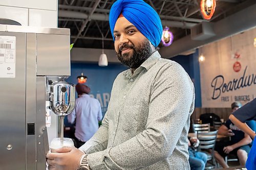 BROOK JONES / FREE PRESS
Boardwalk Fries Burgers Shakes at the Park West Shopping Centre located at 6650 Roblin Blvd. in Winnipeg, Man., is celebrates its grand opening Friday, July 19, 2024. Franchisee Garry Cheema, 33, is pictured making a milkshake during the celebration.