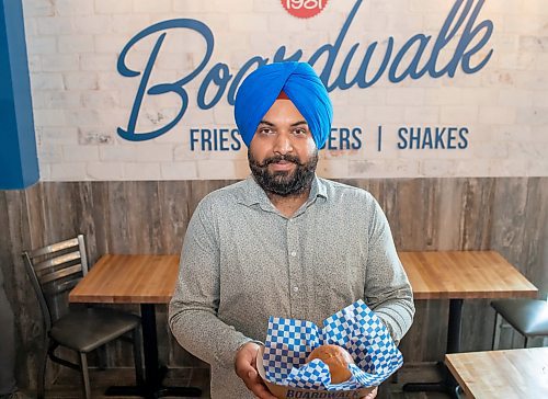 BROOK JONES / FREE PRESS
Boardwalk Fries Burgers Shakes at the Park West Shopping Centre located at 6650 Roblin Blvd. in Winnipeg, Man., is celebrates its grand opening Friday, July 19, 2024. Franchisee Garry Cheema, 33, is pictured holding a burger during the celebration.