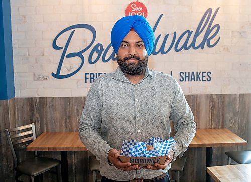 BROOK JONES / FREE PRESS
Boardwalk Fries Burgers Shakes at the Park West Shopping Centre located at 6650 Roblin Blvd. in Winnipeg, Man., is celebrates its grand opening Friday, July 19, 2024. Franchisee Garry Cheema, 33, is pictured holding a burger during the celebration.