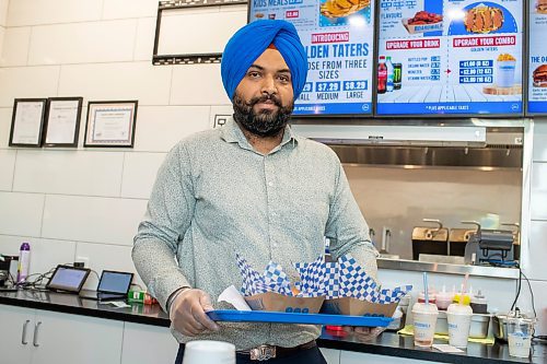 BROOK JONES / FREE PRESS
Boardwalk Fries Burgers Shakes at the Park West Shopping Centre located at 6650 Roblin Blvd. in Winnipeg, Man., is celebrates its grand opening Friday, July 19, 2024. Franchisee Garry Cheema, 33, is pictured holds an order tray with burgers during the celebration.