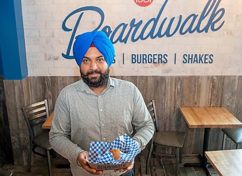 BROOK JONES / FREE PRESS
Boardwalk Fries Burgers Shakes at the Park West Shopping Centre located at 6650 Roblin Blvd. in Winnipeg, Man., is celebrates its grand opening Friday, July 19, 2024. Franchisee Garry Cheema, 33, is pictured holding a burger during the celebration.