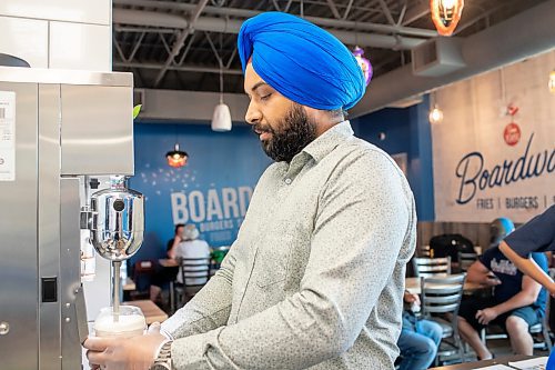 BROOK JONES / FREE PRESS
Boardwalk Fries Burgers Shakes at the Park West Shopping Centre located at 6650 Roblin Blvd. in Winnipeg, Man., is celebrates its grand opening Friday, July 19, 2024. Franchisee Garry Cheema, 33, is pictured making a milkshake during the celebration.