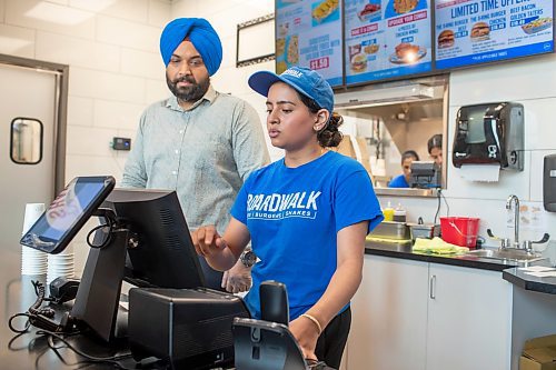 BROOK JONES / FREE PRESS
Boardwalk Fries Burgers Shakes at the Park West Shopping Centre located at 6650 Roblin Blvd. in Winnipeg, Man., is celebrates its grand opening Friday, July 19, 2024. Franchisee Garry Cheema (left), 33, is pictured next to store manager Manpreet Kamob during the celebration.