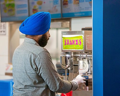 BROOK JONES / FREE PRESS
Boardwalk Fries Burgers Shakes at the Park West Shopping Centre located at 6650 Roblin Blvd. in Winnipeg, Man., celebrates its grand opening Friday, July 19, 2024. Franchisee Garry Cheema, 33, is pictured making a milkshake.