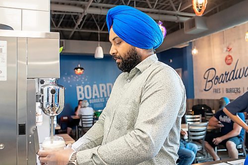 BROOK JONES / FREE PRESS
Boardwalk Fries Burgers Shakes at the Park West Shopping Centre located at 6650 Roblin Blvd. in Winnipeg, Man., celebrates its grand opening Friday, July 19, 2024. Franchisee Garry Cheema, 33, is pictured making a milkshake during the celebration.