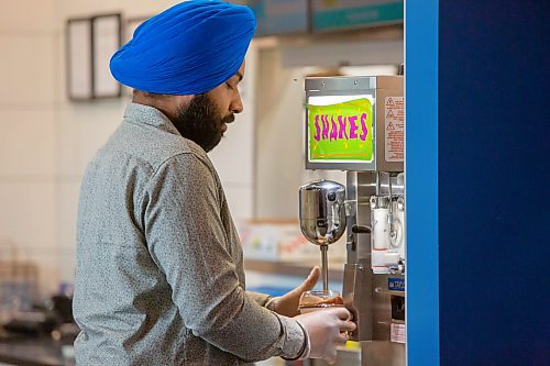 BROOK JONES / FREE PRESS
Boardwalk Fries Burgers Shakes at the Park West Shopping Centre located at 6650 Roblin Blvd. in Winnipeg, Man., celebrates its grand opening Friday, July 19, 2024. Franchisee Garry Cheema, 33, is pictured making a milkshake.