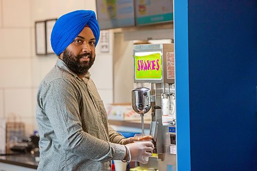 BROOK JONES / FREE PRESS
Boardwalk Fries Burgers Shakes at the Park West Shopping Centre located at 6650 Roblin Blvd. in Winnipeg, Man., celebrates its grand opening Friday, July 19, 2024. Franchisee Garry Cheema, 33, is pictured making a milkshake.