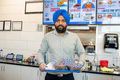 BROOK JONES / FREE PRESS
Boardwalk Fries Burgers Shakes at the Park West Shopping Centre located at 6650 Roblin Blvd. in Winnipeg, Man., is celebrating its grand opening Friday, July 19, 2024. Franchisee Garry Cheema, 33, is pictured holding an order tray with burgers during the celebration.