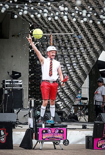 JOHN WOODS / FREE PRESS
Wham Glam Circus Man performs at the Fringe in Old Market Square Sunday, July 21, 2024. 

Reporter: