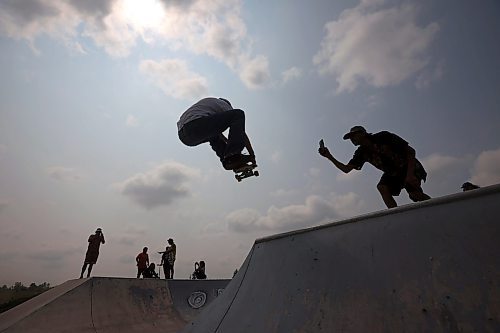 Lukas Trout of Brandon airs into the bowl at the Sioux Valley Dakota Nation skatepark. (Tim Smith/The Brandon Sun)
