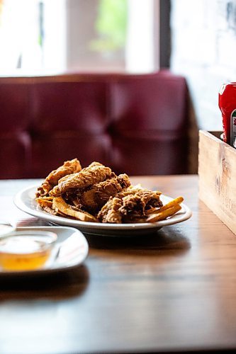 MIKAELA MACKENZIE / FREE PRESS

Chicken fingers at Elephant &amp; Castle on Tuesday, July 23, 2024. 

For Dave Sanderson story.