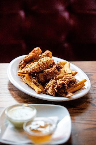 MIKAELA MACKENZIE / FREE PRESS

Chicken fingers at Elephant &amp; Castle on Tuesday, July 23, 2024. 

For Dave Sanderson story.