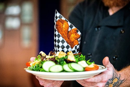 MIKAELA MACKENZIE / FREE PRESS

Chef Shaun Prevost with chicken fingers at Rudy's Eat &amp; Drink on Tuesday, July 23, 2024. 

For Dave Sanderson story.