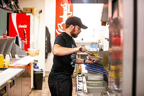 MIKAELA MACKENZIE / FREE PRESS
Andrew Van Seggelen, co-owner of Bodegoes, prepares chicken fingers, which are available at the resto’s Cityplace and Blue Cross Park locations.