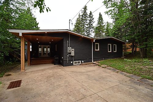 Todd Lewys / Winnipeg Free Press
This large lake home is situated on a private lakefront lot in a choice spot on Falcon Lake's south shore.