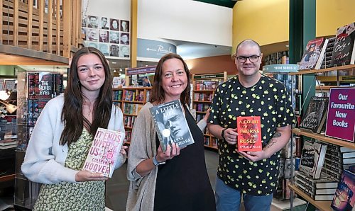 Ruth Bonneville / Free Press

ENT- books

McNally Robinson Booksellers. Executive Director Angela Torgerson (centre), Eilssa Hall and Matthew Montgomery holding some popular BookTok books at McNally Robinson Booksellers Wednesday. 

Story by Ben MacPhee-Sigurdson

July 24th,  2024

