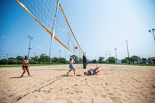 MIKAELA MACKENZIE / FREE PRESS

Nisa Hunter (left, 16), Delyla Jeffrey (13), and Kaia Baily (19) play beach volleyball at Sargent Park as part of the Blazers Volleyball Academy beach volleyball summer camp on Thursday, July 25, 2024. 

Standup.