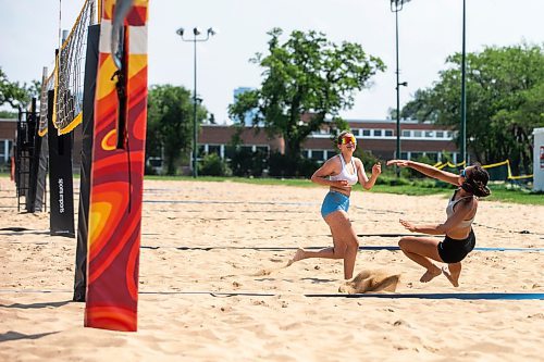 MIKAELA MACKENZIE / FREE PRESS

Delyla Jeffrey (left, 13) and Nisa Hunter (16) play beach volleyball at Sargent Park as part of the Blazers Volleyball Academy beach volleyball summer camp on Thursday, July 25, 2024. 

Standup.