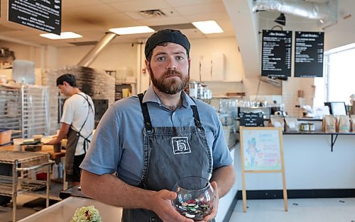 Ruth Bonneville / Free Press

Local - Hildegard's Bakery on Portage

Dave Newsom with Hildegard's Bakery, holding button bowl, which is a type of pay-it-forward system offering coffee or muffin to those in need coming into the bakery.  

See story on thefts in area. 

July 25th,  2024

