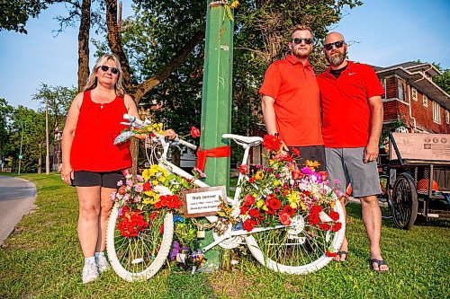 NIC ADAM / FREE PRESS
Wendy Van Loon (left) and her family pictured at the memorial ghost bike honouring the life of Loons late husband, cyclist Rob Jenner, who lost his life to a hit-and-run driver on Wellington Crescent at Cockburn Street, pictured Thursday afternoon.
240725 - Thursday, July 25, 2024.

Reporter: Jura