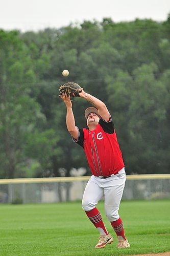 Boissevain Centennials first baseman Zane Sawyer catches a pop-up in the infield during the second inning of Game 2 in South West Baseball League playoff action Friday night in Wawanesa. Boissevain is up 1-0 on the Brewers in the best-of-three series. (Jules Xavier/The Brandon Sun)