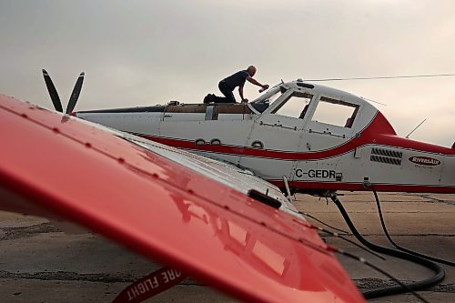 07072023
John Lepp with Rivers Air Spray cleans the windshield of his Air Tractor AT-802F on Thursday morning while preparing for a day of fungicide application to crops in westman. 
(Tim Smith/The Brandon Sun)