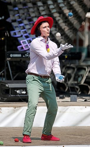 JOHN WOODS / FREE PRESS
&quot;T8 the Gr8&quot;, aka Tait Paulson, juggles during his Fringe stage show at Market Square Sunday, July 28, 2024. 

Reporter: standup