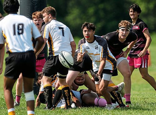 JOHN WOODS / FREE PRESS
Manitoba passes against Alberta during the U19 final of the Prairie Cup Rugby Tournament at Maple Grove Rugby Park Sunday, July 28, 2024. Alberta went on to defeat Manitoba for the championship.

Reporter: standup