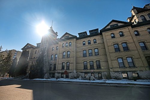 A bright sun peaks out from behind Brandon University's Clark Hall on Friday afternoon. (Matt Goerzen/The Brandon Sun)