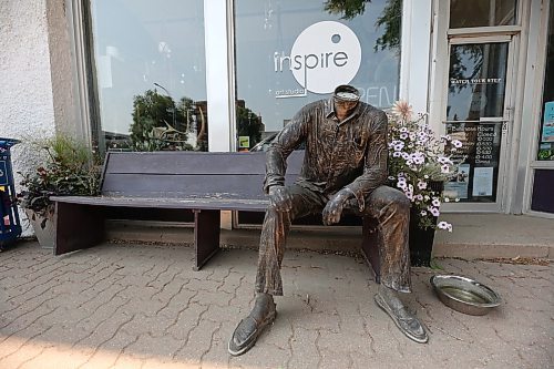 The headless statue just outside of Inspire Studio of Fine Art on Minnedosa's Main Street on Monday. The head was recovered the following day. (Matt Goerzen/The Brandon Sun)