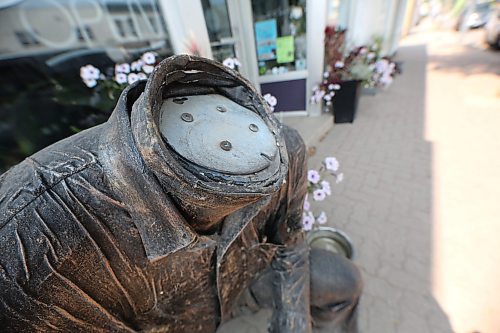 The headless statue just outside of Inspire Studio of Fine Art on Minnedosa's Main Street on Monday. The head was recovered the following day. (Matt Goerzen/The Brandon Sun)