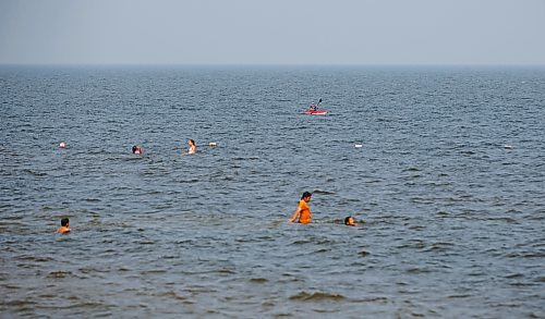 MIKE DEAL / WINNIPEG FREE PRESS
People take advantage of the cool water of Lake Winnipeg at the Hnausa Beach Provincial Park beach.
230731 - Monday, July 31, 2023.