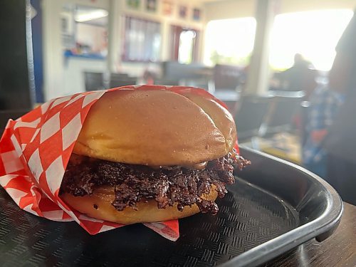 A &quot;smash-burger&quot; style hamburger at Minnedosa's Dari Isle Drive In, done &quot;Isle Style&quot; with their signature smash sauce and a pickle. (Matt Goerzen/The Brandon Sun)