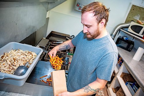 NIC ADAM / FREE PRESS
Brenden Galbichka, cook at Brian&#x2019;s and son of Tessa, pictured making French fries in the kitchen of Brian&#x2019;s Drive-Inn Wednesday.
240731 - Wednesday, July 31, 2024.

Reporter: Dave
