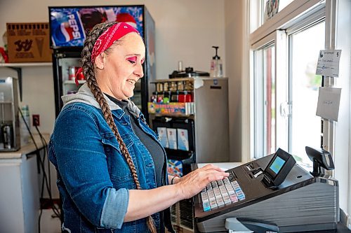 NIC ADAM / FREE PRESS
Tessa Galbichka, manager at Brian&#x2019;s, pictured working the cash register at Brian&#x2019;s Drive-Inn Wednesday.
240731 - Wednesday, July 31, 2024.

Reporter: Dave
