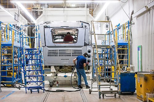 MIKAELA MACKENZIE / WINNIPEG FREE PRESS

Exterior body work at New Flyer Industries production in Winnipeg on Thursday, Aug. 11, 2022.  For JS story.
Winnipeg Free Press 2022.