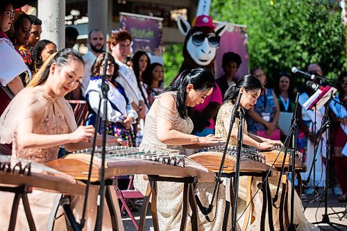 MIKAELA MACKENZIE / FREE PRESS
	

Manitoba Great Wall Performing Arts performers play the guzheng at the Folklorama kickoff at the Winnipeg Chinese Cultural and Community Centre on Thursday, Aug. 1, 2024. 

