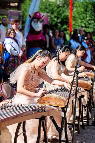 MIKAELA MACKENZIE / FREE PRESS
	

Manitoba Great Wall Performing Arts performers play the guzheng at the Folklorama kickoff at the Winnipeg Chinese Cultural and Community Centre on Thursday, Aug. 1, 2024. 

