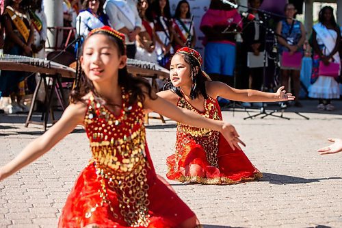 MIKAELA MACKENZIE / FREE PRESS
	

Nine-year-olds Sophia Liang (left) and Zoey Jian dance at the Folklorama kickoff at the Winnipeg Chinese Cultural and Community Centre on Thursday, Aug. 1, 2024. 

