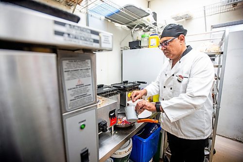 MIKAELA MACKENZIE / FREE PRESS

	
Chef George Abraham puts together a plate of beef shawerma, which will be one of the dishes at this year&#x573; Egyptian pavilion, at House of Taste on Wednesday, July 31, 2024. 

For Eva story.