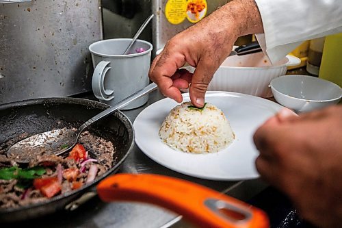 MIKAELA MACKENZIE / FREE PRESS

	
Chef George Abraham puts together a plate of beef shawerma, which will be one of the dishes at this year&#x573; Egyptian pavilion, at House of Taste on Wednesday, July 31, 2024. 

For Eva story.